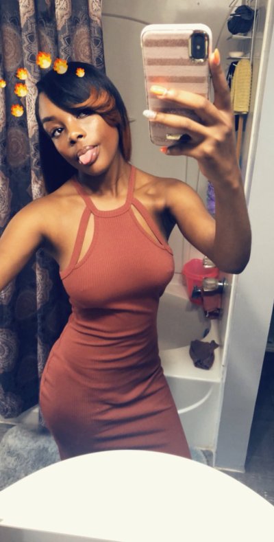 Watch Mom's leaked NSFW photo on TwXstars