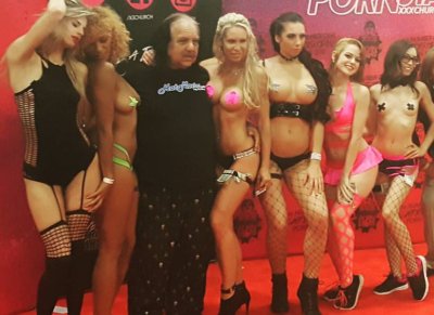 Watch Ron Jeremy's leaked NSFW photo on TwXstars