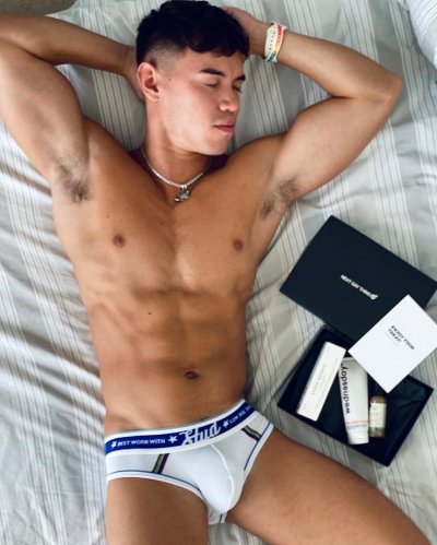 Watch Oliver Hunt's leaked NSFW photo on TwXstars