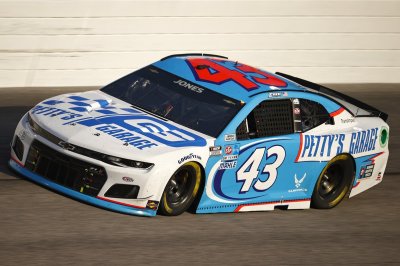 Watch Erik Jones's leaked NSFW photo on TwXstars