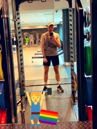 Watch Tom Howes's leaked NSFW photo on TwXstars