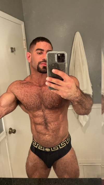 Watch Liam's leaked NSFW photo on TwXstars