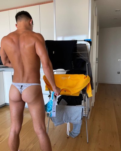 Watch Oliver Hunt's leaked NSFW photo on TwXstars