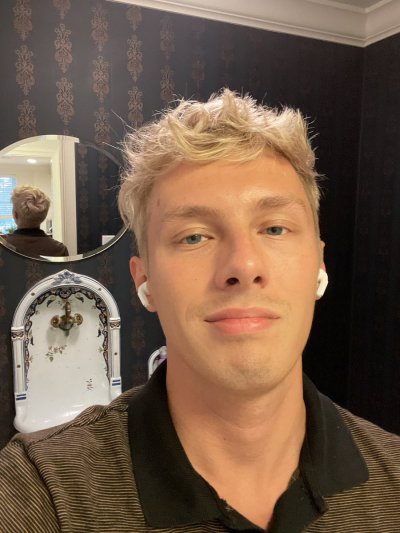 Watch Zach Astor's leaked NSFW photo on TwXstars