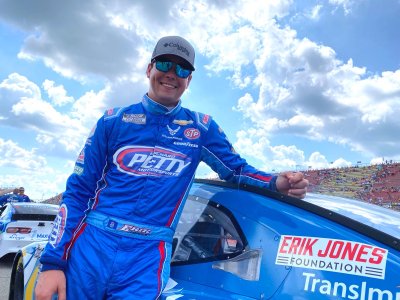 Watch Erik Jones's leaked NSFW photo on TwXstars