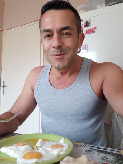 Watch RenatoPorn's leaked NSFW photo on TwXstars