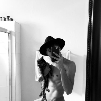 Watch Leo Grand's leaked NSFW photo on TwXstars