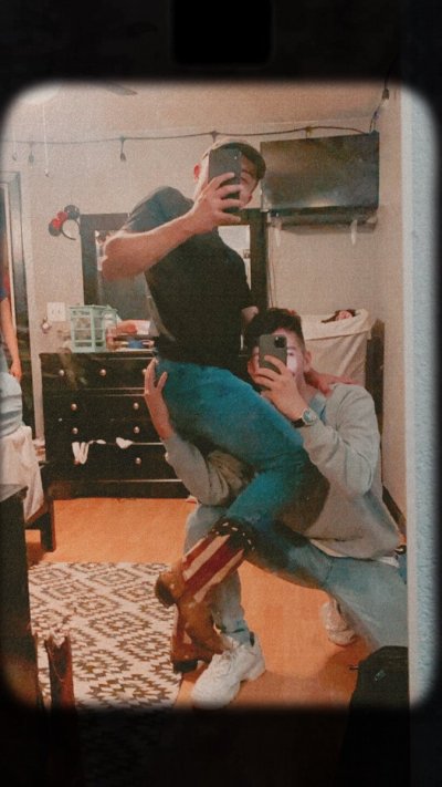 Watch that bitch's leaked NSFW photo on TwXstars