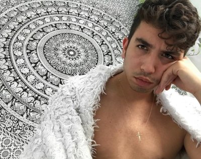 Watch that bitch's leaked NSFW photo on TwXstars