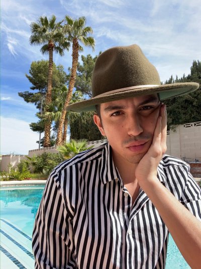 Watch that bitch's leaked NSFW photo on TwXstars