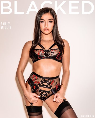 Watch Emily Willis's leaked NSFW photo on TwXstars