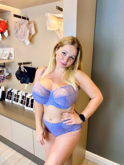 Watch Holly Garner 🍭Fansly 💙's leaked NSFW photo on TwXstars