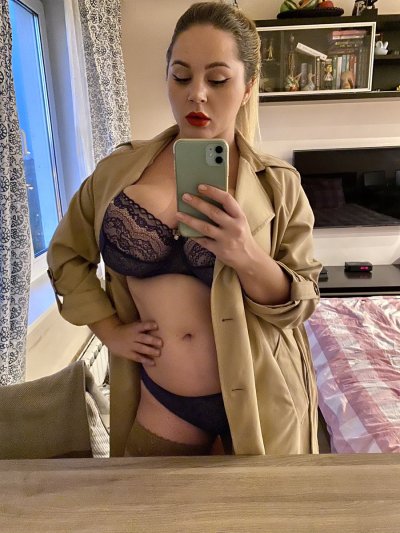 Watch Holly Garner 🍭Fansly 💙's leaked NSFW photo on TwXstars