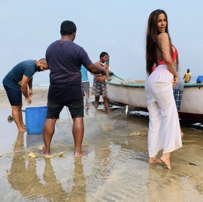 Watch Poonam Pandey's leaked NSFW photo on TwXstars