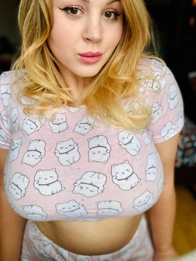 Watch Holly Garner 🍭Fansly 💙's leaked NSFW photo on TwXstars