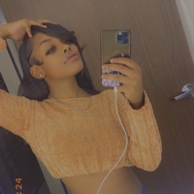 Watch Mom's leaked NSFW photo on TwXstars