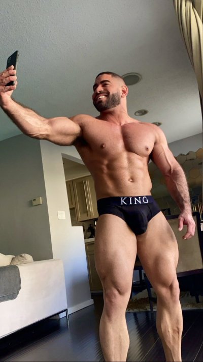 Watch Liam's leaked NSFW photo on TwXstars