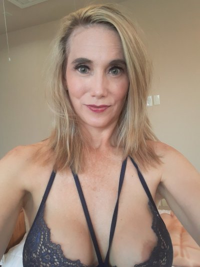 Watch LillyJamesxxx's leaked NSFW photo on TwXstars