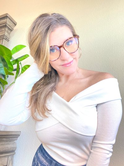 Watch 𝗠𝗿𝘀. 𝗥𝗲𝗱𝘄𝗼𝗼𝗱 🪴's leaked NSFW photo on TwXstars