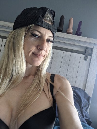 Watch HotwifeBre ❤️ birthday 8/29's leaked NSFW photo on TwXstars