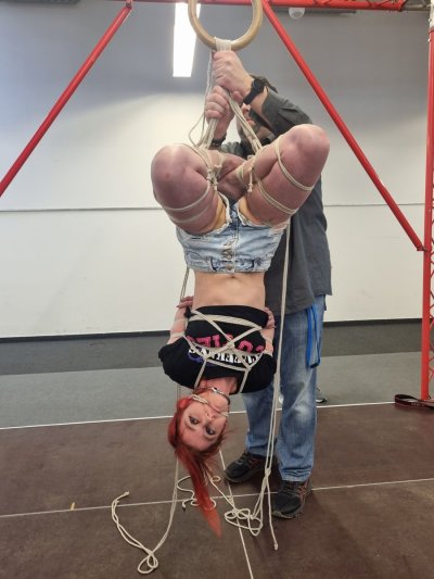 Watch Bitchmoni's leaked NSFW photo on TwXstars