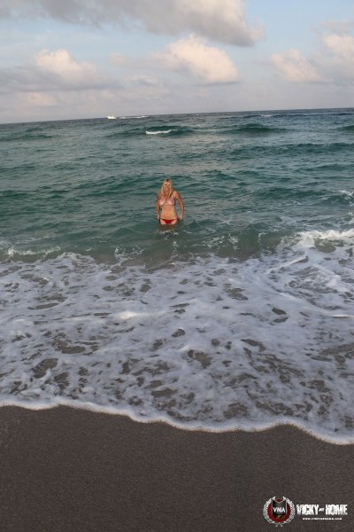 Watch Vicky Vette's leaked NSFW photo on TwXstars