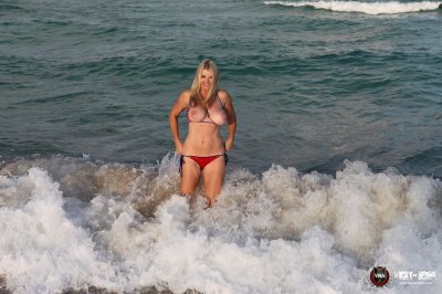 Watch Vicky Vette's leaked NSFW photo on TwXstars