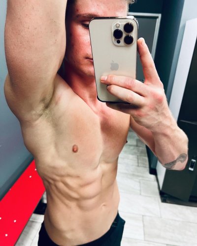 Watch Travis's leaked NSFW photo on TwXstars