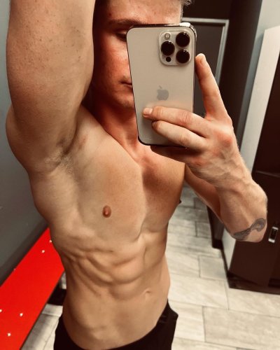 Watch Travis's leaked NSFW photo on TwXstars