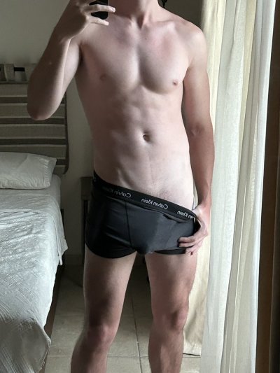 Watch Nick Bates's leaked NSFW photo on TwXstars