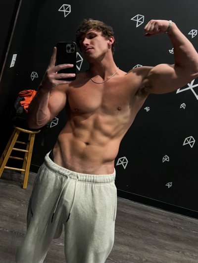 Watch Zac's leaked NSFW photo on TwXstars