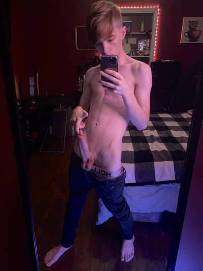 Watch Adam Reid's leaked NSFW photo on TwXstars