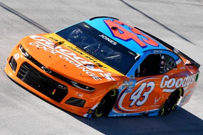 Watch Erik Jones's leaked NSFW photo on TwXstars