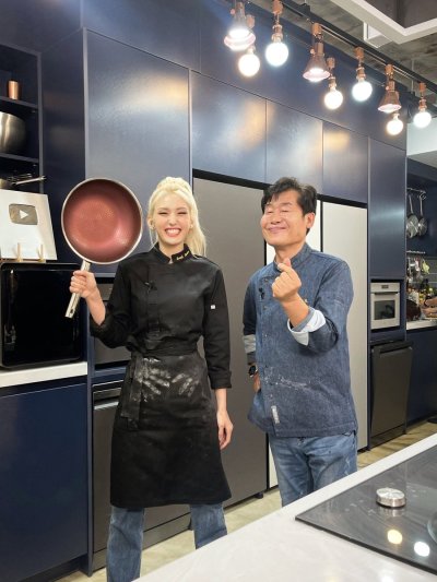 Watch JEON SOMI (전소미)'s leaked NSFW photo on TwXstars