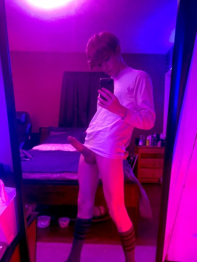 Watch Adam Reid's leaked NSFW photo on TwXstars