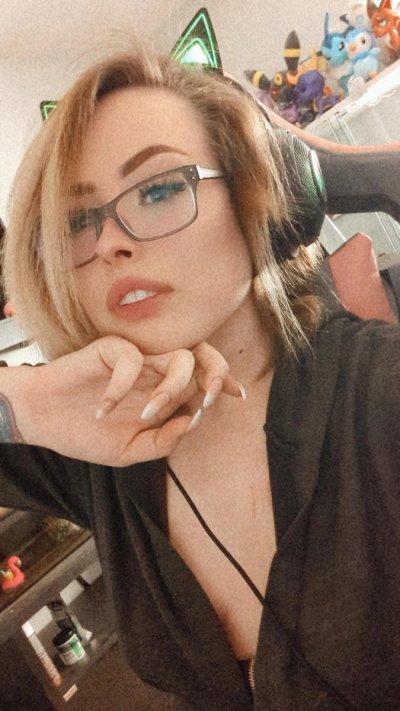 Watch Rey 🐉's leaked NSFW photo on TwXstars