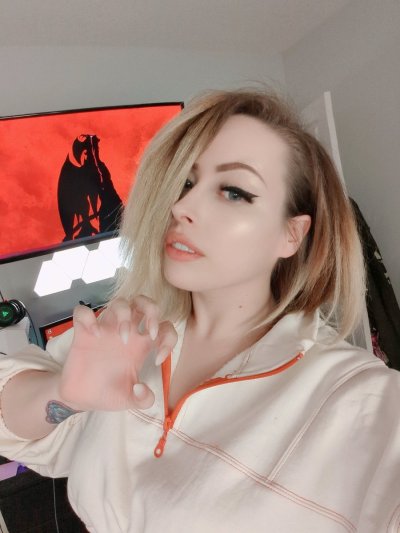 Watch Rey 🐉's leaked NSFW photo on TwXstars