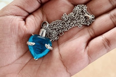 Watch Mom's leaked NSFW photo on TwXstars