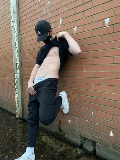 Watch Nick Bates's leaked NSFW photo on TwXstars