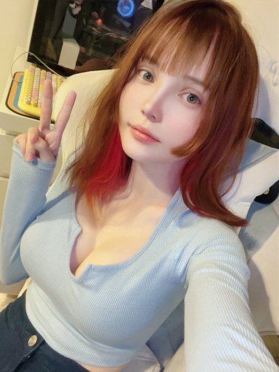 Watch Alisa Pika Pika's leaked NSFW photo on TwXstars