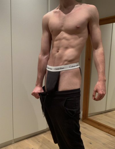 Watch Nick Bates's leaked NSFW photo on TwXstars