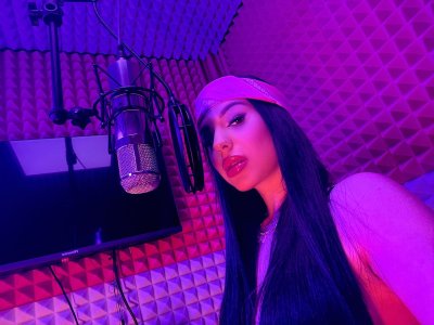 Watch Lucy Skkrr's leaked NSFW photo on TwXstars