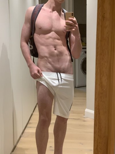 Watch Nick Bates's leaked NSFW photo on TwXstars