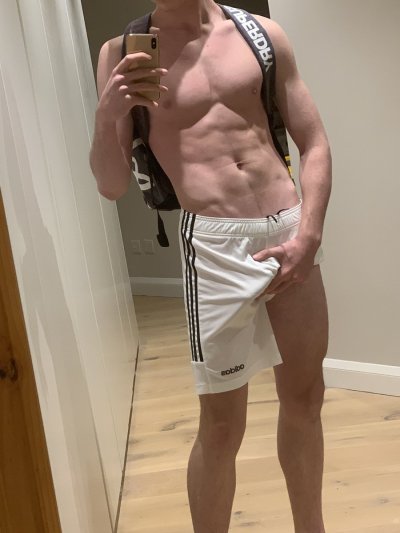 Watch Nick Bates's leaked NSFW photo on TwXstars