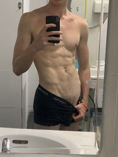 Watch Nick Bates's leaked NSFW photo on TwXstars