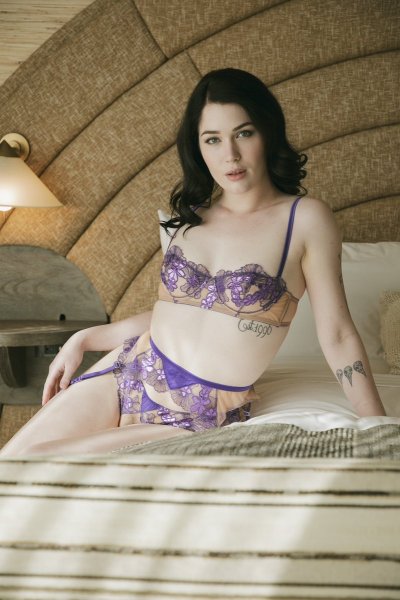 Watch Evelyn Claire's leaked NSFW photo on TwXstars