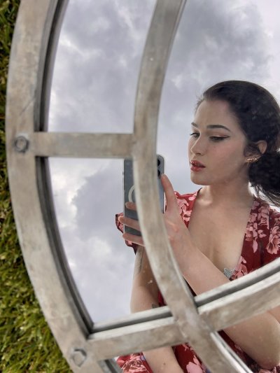 Watch Evelyn Claire's leaked NSFW photo on TwXstars