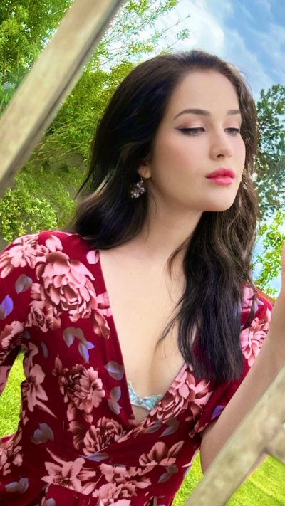 Watch Evelyn Claire's leaked NSFW photo on TwXstars