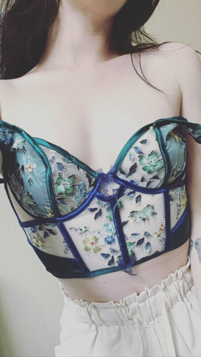 Watch Evelyn Claire's leaked NSFW photo on TwXstars