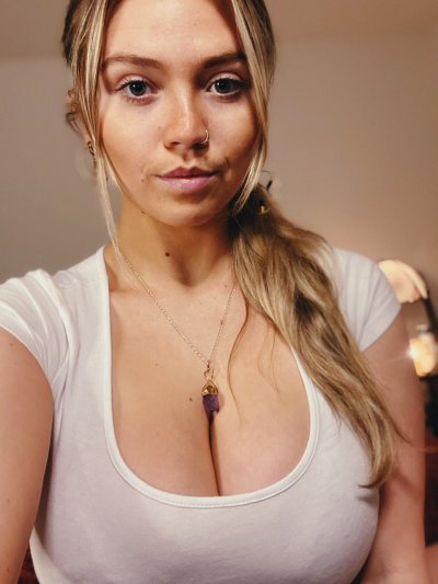 Watch Angie Faith's leaked NSFW photo on TwXstars